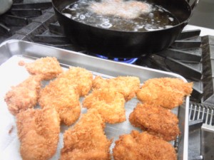 チキンカツ揚げています