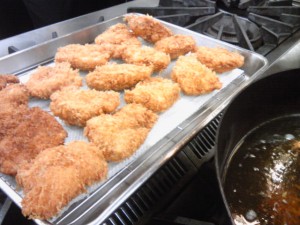 熱々サクサクのチキンカツが出来た