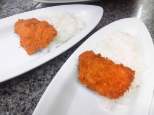 長ーい皿にごはんを盛ってチキンカツをのせて